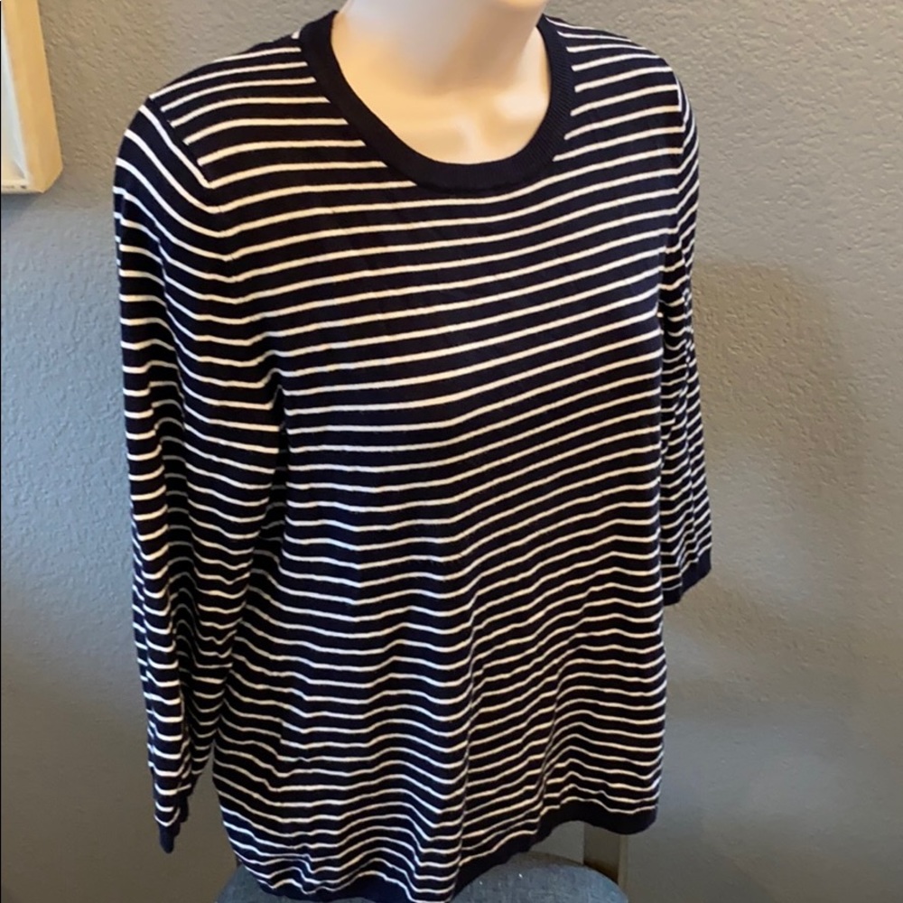 Classic navy and white top 3/4 sleeves M